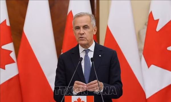 Thủ tướng Canada Mark Carney phát biểu trong cuộc họp báo tại Vácsava, Ba Lan. Ảnh tư liệu: PAP/TTXVN