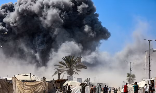 Khói bốc lên sau vụ không kích của Israel xuống thành phố Gaza, ngày 5/9/2025. Ảnh: THX/TTXVN