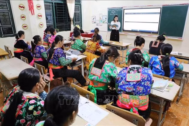 Lớp xóa mù chữ cho phụ nữ đồng bào xã biên giới Sam Mứn ở Điện Biên