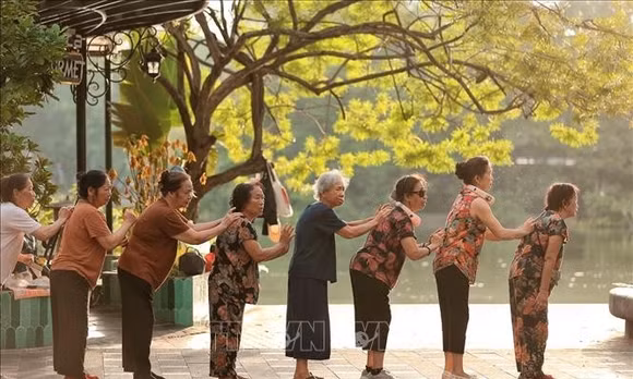 Sống vui, sống khỏe, phát huy vai trò 'cây cao bóng cả'