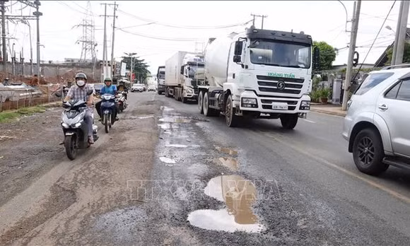 Đường nối Tây Nguyên xuống cấp nghiêm trọng, nguy cơ tai nạn rình rập