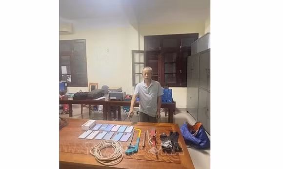 Bắt giữ đối tượng trộm 33 chiếc điện thoại tại Điện Máy Xanh