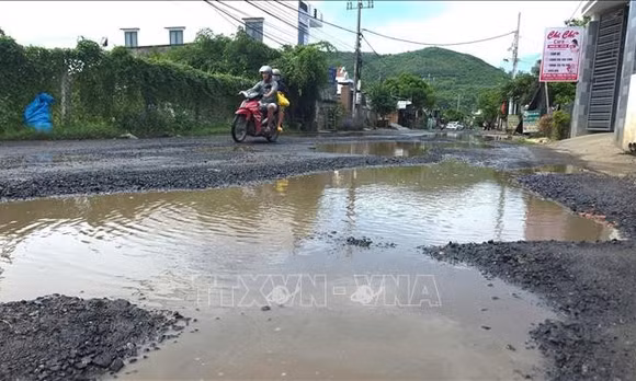 Đường xuống cấp kéo dài, người dân Đắk Lắk mong sớm được sửa chữa