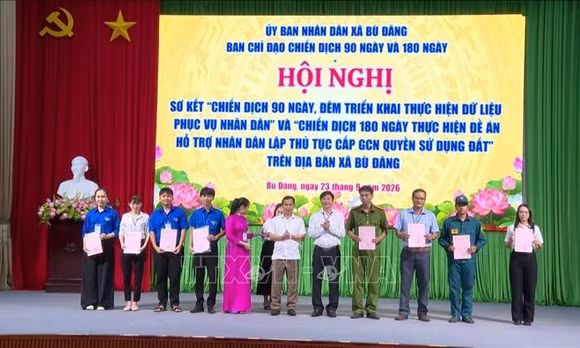 Đồng Nai trao giấy chứng nhận quyền sử dụng đất đến tận nhà dân