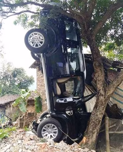 Xét xử nguyên Bí thư huyện ủy tông xe chết 3 người ảnh 1