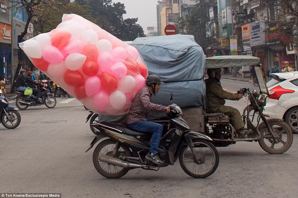 Báo Anh tung ảnh "người vận chuyển" kiểu Việt Nam ảnh 6