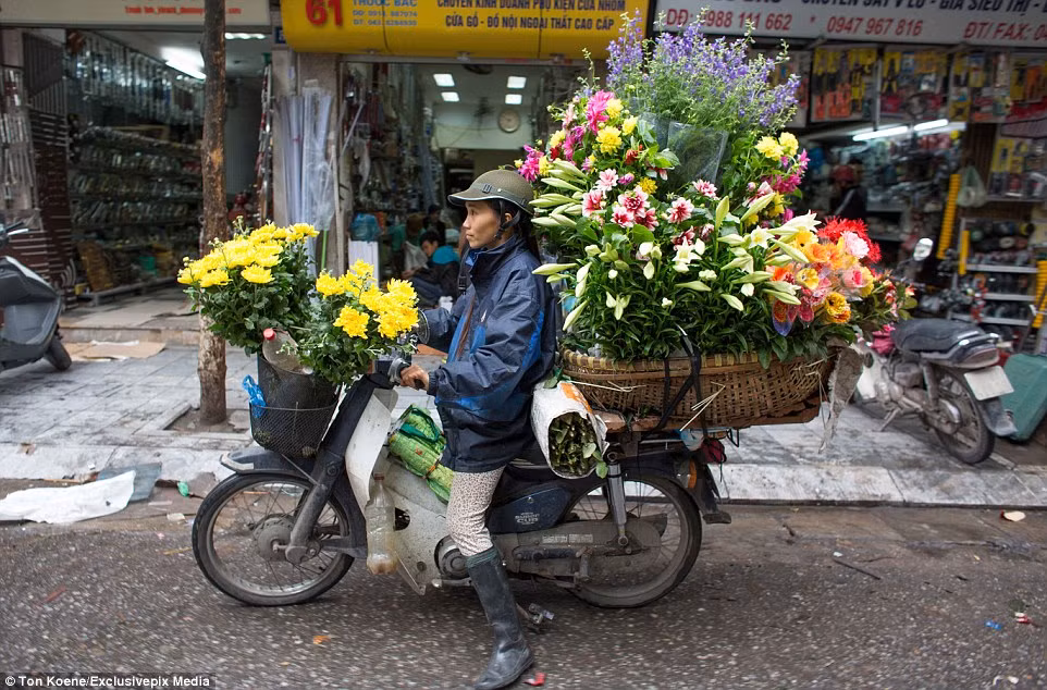 Báo Anh tung ảnh "người vận chuyển" kiểu Việt Nam ảnh 8