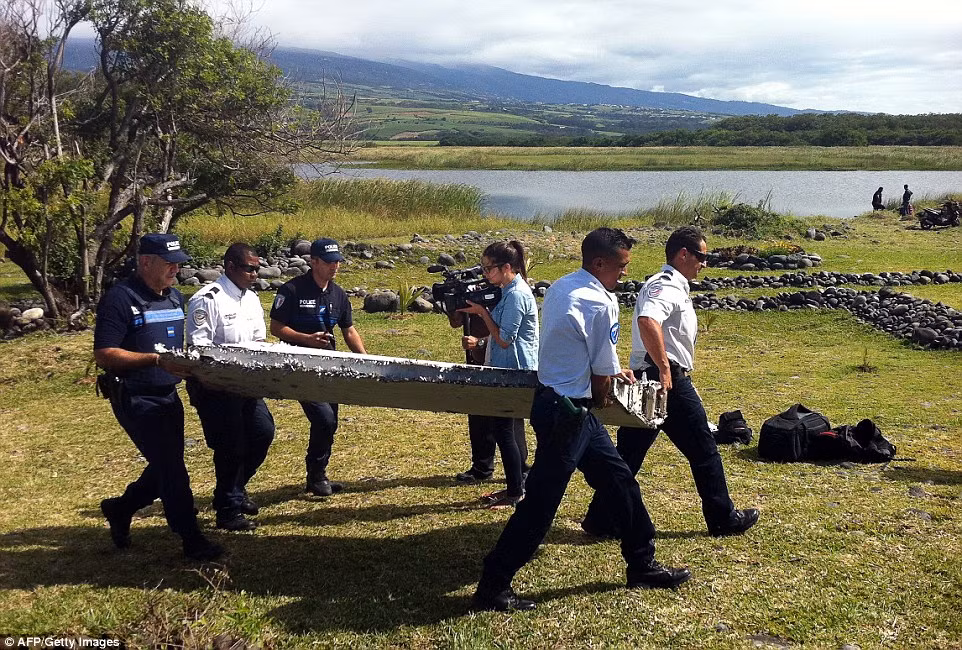 Phát hiện mảnh vỡ nghi của máy bay MH370 ảnh 4