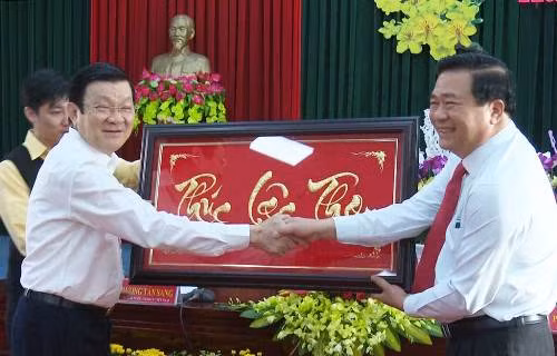 Chủ tịch nước Trương Tấn Sang chúc Tết tại Long An ảnh 1