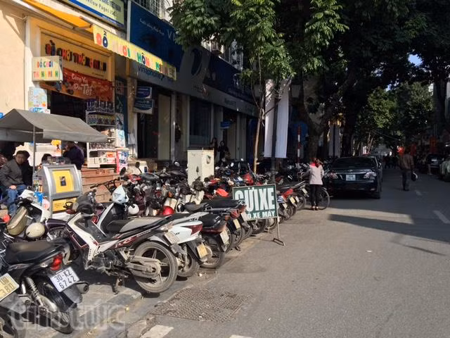Người đi bộ thủ đô chen chân với xe cộ ảnh 12