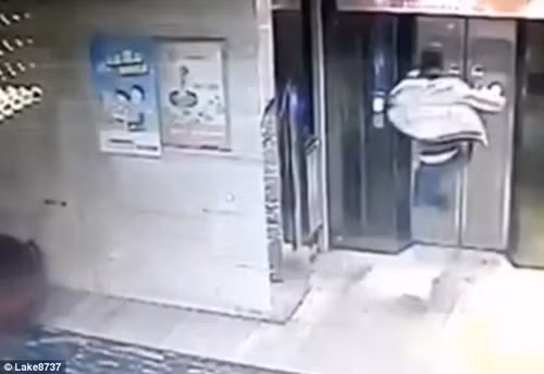 Phá thang máy, thanh niên gãy đôi chân ảnh 1