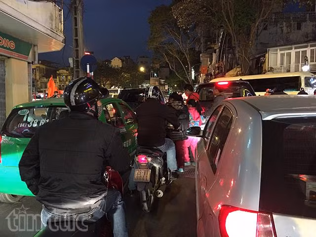 Người đi bộ thủ đô chen chân với xe cộ ảnh 9