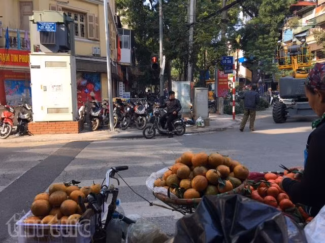 Người đi bộ thủ đô chen chân với xe cộ ảnh 14