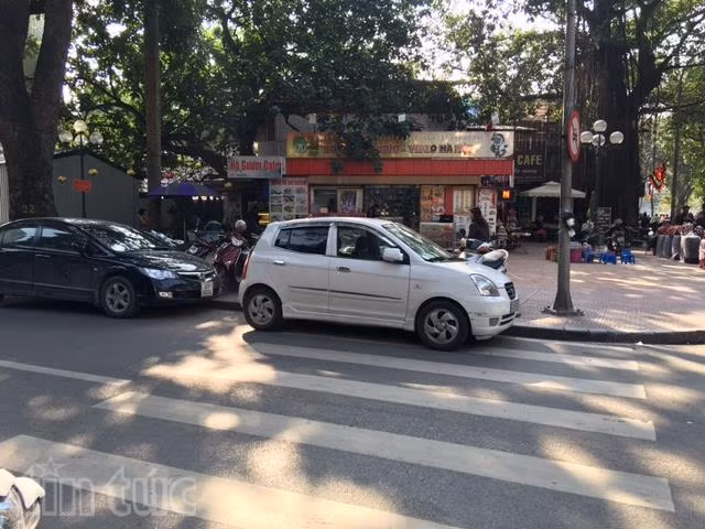Người đi bộ thủ đô chen chân với xe cộ ảnh 10