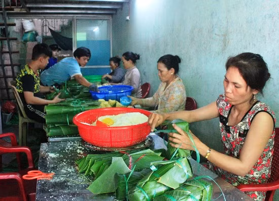 Làng nghề truyền thống gói bánh chưng ngày giáp Tết ảnh 1