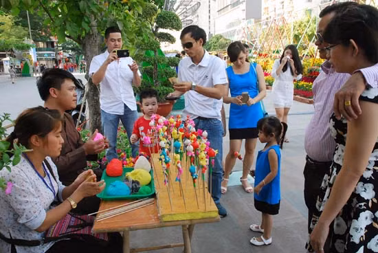 Nhộn nhịp chiều cuối năm tại đường hoa Nguyễn Huệ ảnh 8
