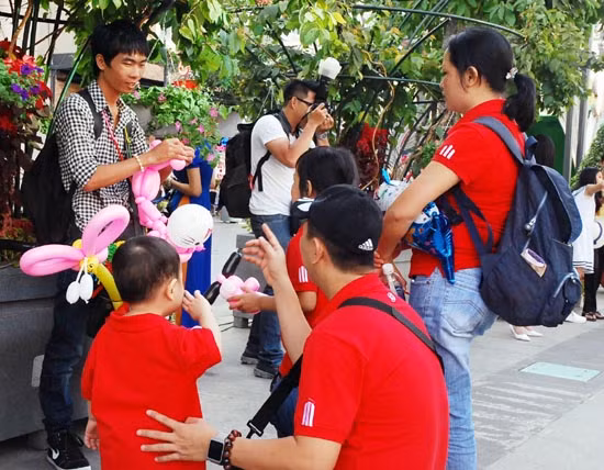 Nhộn nhịp chiều cuối năm tại đường hoa Nguyễn Huệ ảnh 9