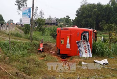 Lật xe khách trên Quốc lộ 1A, 19 người bị thương ảnh 1