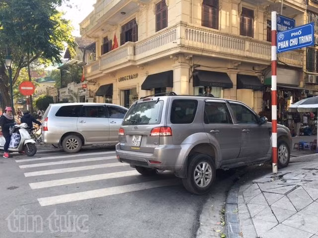 Người đi bộ thủ đô chen chân với xe cộ ảnh 11