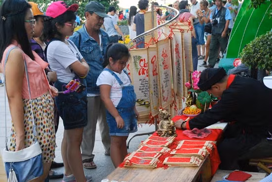 Nhộn nhịp chiều cuối năm tại đường hoa Nguyễn Huệ ảnh 10