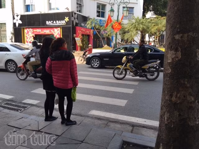 Người đi bộ thủ đô chen chân với xe cộ ảnh 15