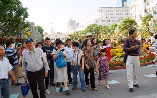 Nhộn nhịp chiều cuối năm tại đường hoa Nguyễn Huệ ảnh 2