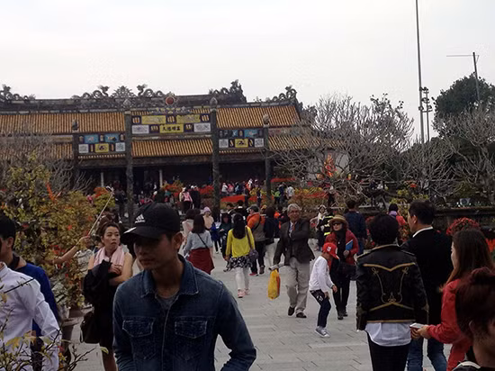 Thừa Thiên - Huế: Mùng 1 Tết Bính Thân, các điểm du lịch tâm linh đông kín khách ảnh 1