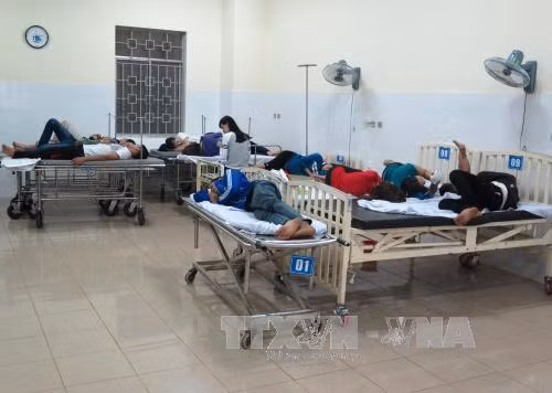 Lật xe khách trên Quốc lộ 1A, 19 người bị thương ảnh 2