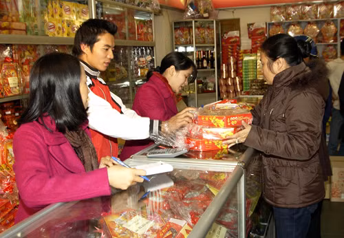 Mứt Tết truyền thống “vất vả” cạnh tranh với hàng ngoại ảnh 1