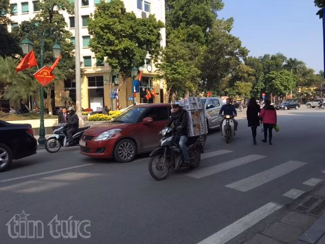 Người đi bộ thủ đô chen chân với xe cộ ảnh 16