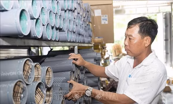 Giữ nghề cũ, tìm hướng mới cho làng nghề lợp lươn mùa nước nổi