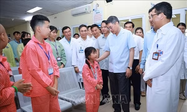 Thủ tướng Lê Minh Hưng thăm, tặng quà Trung thu cho bệnh nhi tại Bệnh viện K