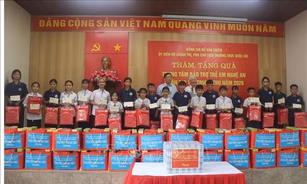 Phó Chủ tịch Quốc hội tặng quà Trung thu cho trẻ em nghèo Nghệ An