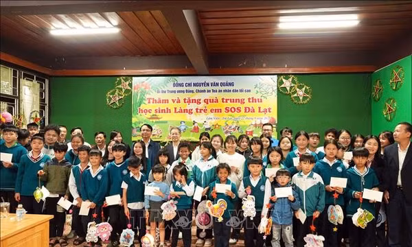 Mang Trung thu yêu thương đến với trẻ em tại Làng trẻ SOS Đà Lạt