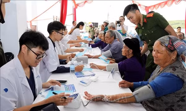 Khám bệnh, cấp phát thuốc miễn phí cho đồng bào vùng biên