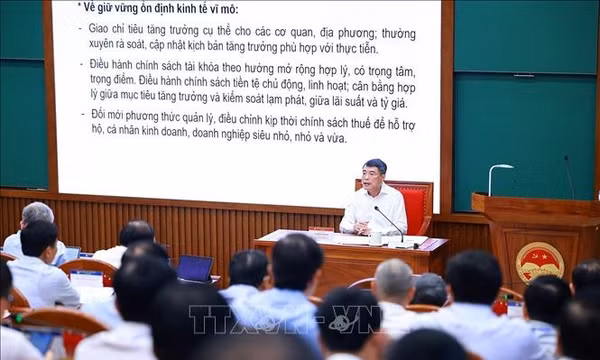 Thủ tướng trao đổi chuyên đề về phát triển nhanh, bền vững