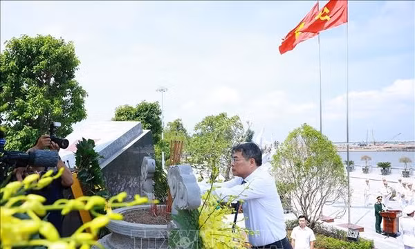 Thủ tướng dâng hương tại Bến tàu không số K15 Hải Phòng