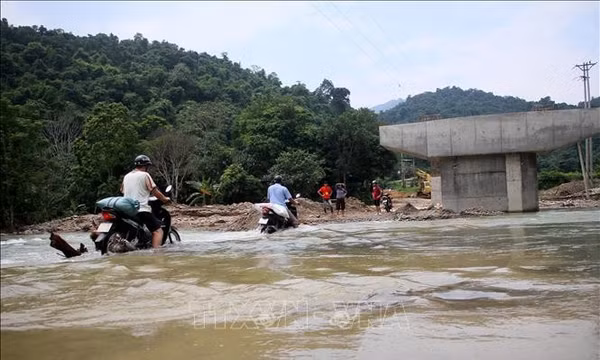 Nghệ An: Gấp rút khôi phục đường công vụ sau gần nửa tháng cô lập