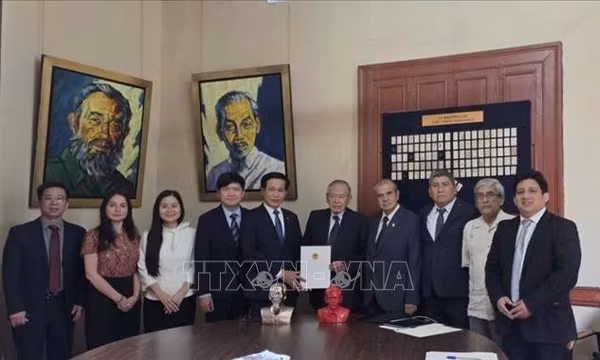 Đoàn đại biểu Đảng Cộng sản Việt Nam thăm Peru, trao tặng sách của Tổng Bí thư, Chủ tịch nước Tô Lâm
