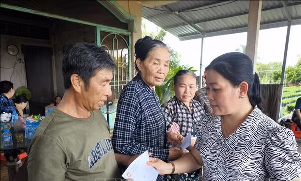 Thăm hỏi và tặng quà hộ dân ảnh hưởng sạt lở cồn Cái Gà