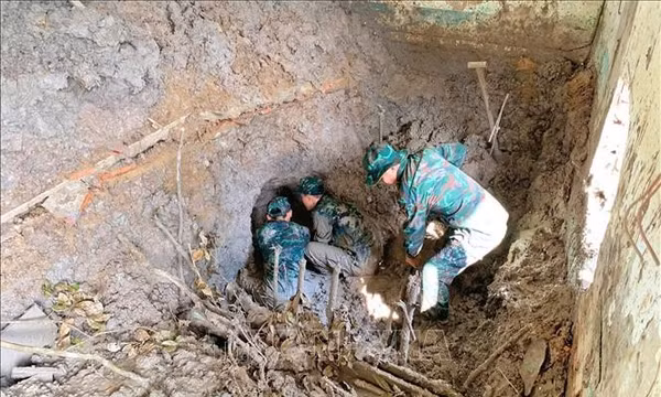 Tìm kiếm, cất bốc 5 hài cốt liệt sĩ tại nghĩa trang tạm Cầu Chữ Y