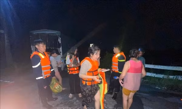 Cứu an toàn 12 người mắc kẹt giữa dòng nước lũ tại Suối Cái