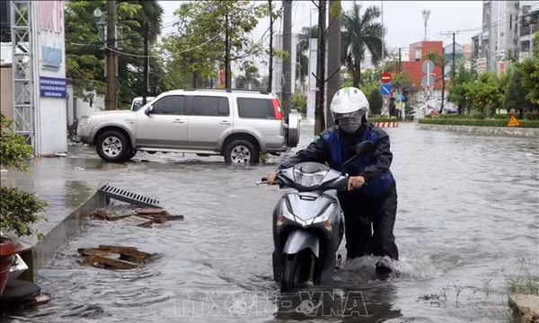 Mưa lớn kết hợp triều cường gây ngập nặng tại Cà Mau