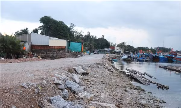 Hết lo sạt lở, người dân Sa Cần lại mong đường thông, kè nối