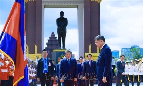 Thủ tướng Lê Minh Hưng đặt hoa tại Đài tưởng niệm cố Quốc vương Campuchia Norodom Sihanouk
