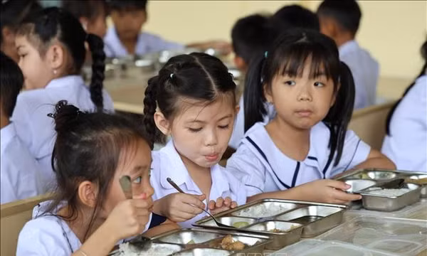 Bữa ăn bán trú ấm lòng học sinh vùng biên