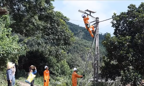 Nghị quyết 70-NQ/TW: Thắp sáng vùng khó bằng đèn năng lượng mặt trời