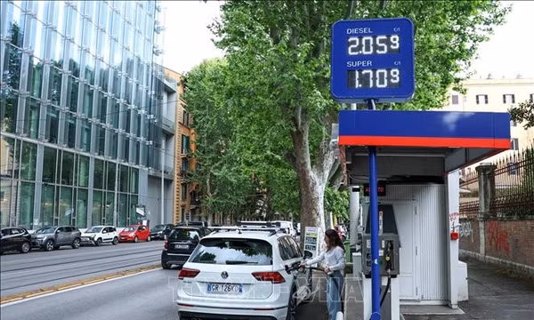 Giá dầu diesel tại EU chạm mốc kỷ lục mới do gián đoạn nguồn cung
