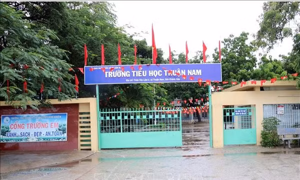Mưa lũ kéo dài, nhiều trường ở Khánh Hòa cho học sinh nghỉ học