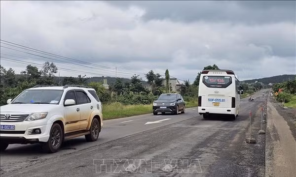 Đường Hồ Chí Minh qua Lâm Đồng thi công dang dở, tiềm ẩn tai nạn